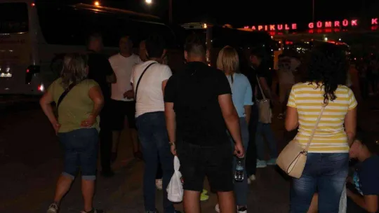 Türkiye'de alışveriş sonrası dönüşe geçen Bulgarlar gümrükte yoğunluk oluşturdu