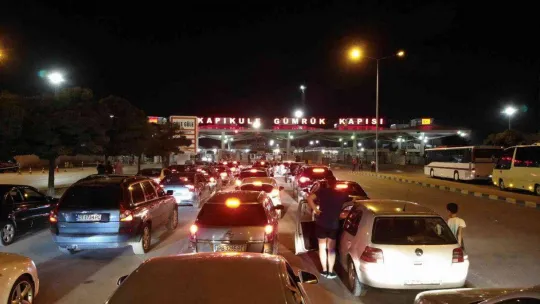 Türkiye'de alışveriş sonrası dönüşe geçen Bulgarlar gümrükte yoğunluk oluşturdu