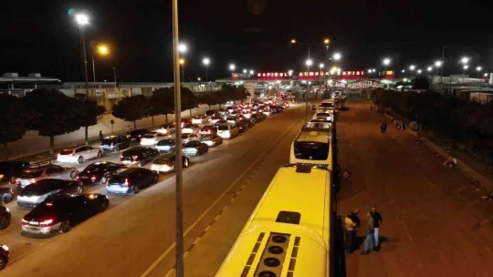 Türkiye'de alışveriş sonrası dönüşe geçen Bulgarlar gümrükte yoğunluk oluşturdu