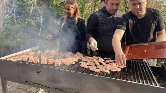 Türkiye Deniz Canlıları Müzesi'nde basın mensupları balık yeme yarışmasında birinciliğe oynadı