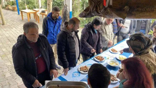 Türkiye Deniz Canlıları Müzesi'nde basın mensupları balık yeme yarışmasında birinciliğe oynadı