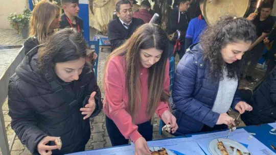 Türkiye Deniz Canlıları Müzesi'nde basın mensupları balık yeme yarışmasında birinciliğe oynadı