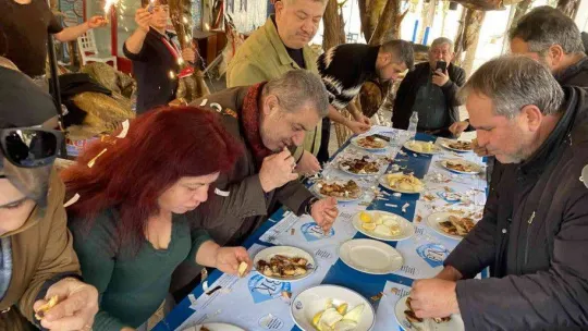 Türkiye Deniz Canlıları Müzesi'nde basın mensupları balık yeme yarışmasında birinciliğe oynadı