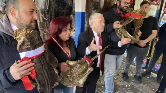 Türkiye Deniz Canlıları Müzesi'nde basın mensupları balık yeme yarışmasında birinciliğe oynadı