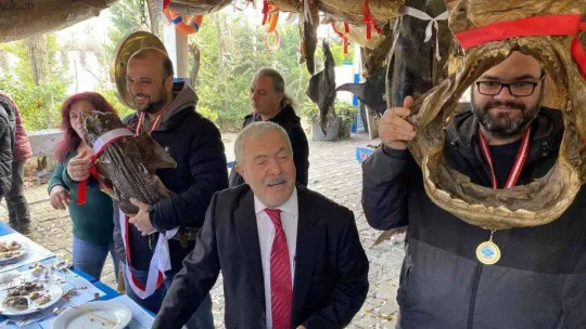 Türkiye Deniz Canlıları Müzesi'nde basın mensupları balık yeme yarışmasında birinciliğe oynadı