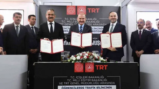 Türkiye genelinde 'Yayalara Öncelik Duruşu, Hayata Saygı Duruşu' kampanyasıyla trafikte yaya önceliğine dikkat çekildi