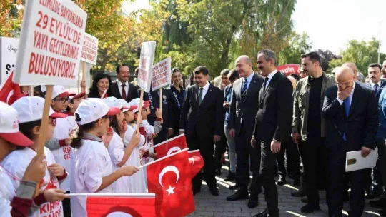 Türkiye genelinde 'Yayalara Öncelik Duruşu, Hayata Saygı Duruşu' kampanyasıyla trafikte yaya önceliğine dikkat çekildi