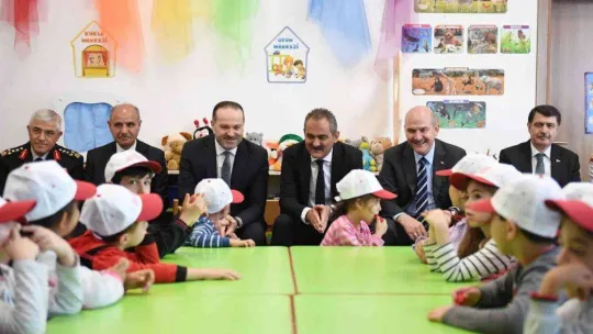 Türkiye genelinde 'Yayalara Öncelik Duruşu, Hayata Saygı Duruşu' kampanyasıyla trafikte yaya önceliğine dikkat çekildi