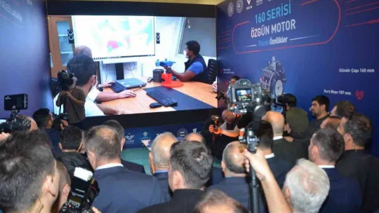 Türkiye'nin ilk yerli lokomotifi Özgün Motor görücüye çıktı