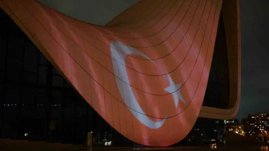 Türkiye'ye destek amacıyla Haydar Aliyev Merkezi'ne Türk bayrağı silüeti yansıtıldı