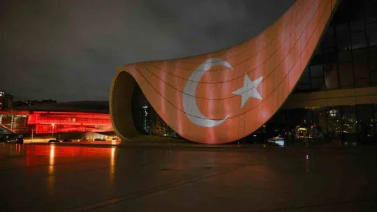 Türkiye'ye destek amacıyla Haydar Aliyev Merkezi'ne Türk bayrağı silüeti yansıtıldı