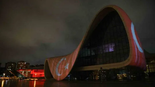 Türkiye'ye destek amacıyla Haydar Aliyev Merkezi'ne Türk bayrağı silüeti yansıtıldı