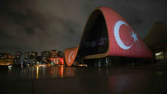 Türkiye'ye destek amacıyla Haydar Aliyev Merkezi'ne Türk bayrağı silüeti yansıtıldı