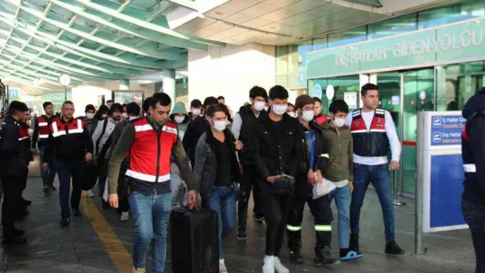 Türkiye'ye yasa dışı yollarla giren Afganistan uyruklu 139 kaçak göçmen sınır dışı edildi