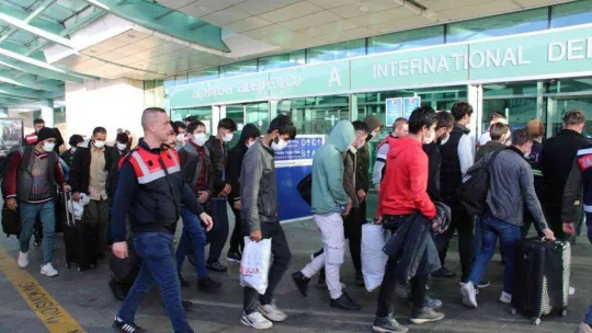 Türkiye'ye yasa dışı yollarla giren Afganistan uyruklu 139 kaçak göçmen sınır dışı edildi