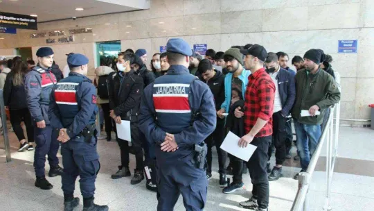 Türkiye'ye yasa dışı yollarla giren Afganistan uyruklu 139 kaçak göçmen sınır dışı edildi