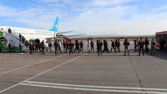 Türkiye'ye yasa dışı yollarla giren Afganistan uyruklu 139 kaçak göçmen sınır dışı edildi