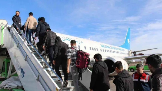 Türkiye'ye yasa dışı yollarla giren Afganistan uyruklu 139 kaçak göçmen sınır dışı edildi