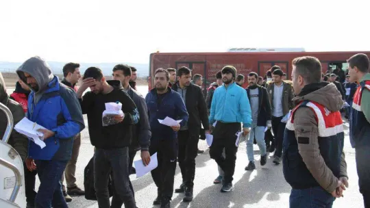 Türkiye'ye yasa dışı yollarla giren Afganistan uyruklu 139 kaçak göçmen sınır dışı edildi