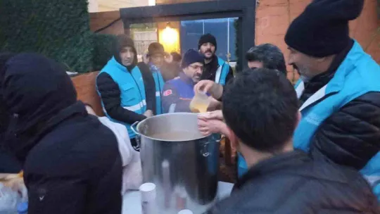 Tuşba Belediyesinden depremzedelere sıcak çorba ikramı