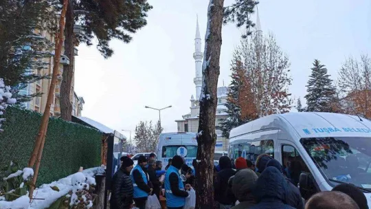Tuşba Belediyesinden depremzedelere sıcak çorba ikramı