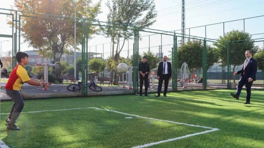 Tutuk, yenilenen parkta çocuklarla bir araya geldi