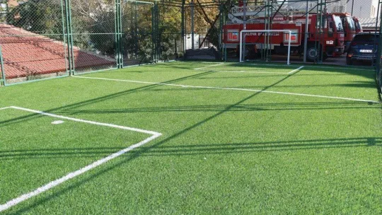 Tutuk, yenilenen parkta çocuklarla bir araya geldi