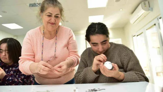 Tuzla Belediyesi Engelsiz Yaşam Merkezi'nde eğitimler aile sıcaklığında devam ediyor