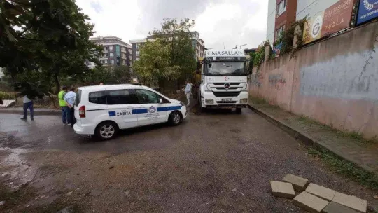 Tuzla Belediyesi zabıta ekiplerinden kaçak döküme suçüstü