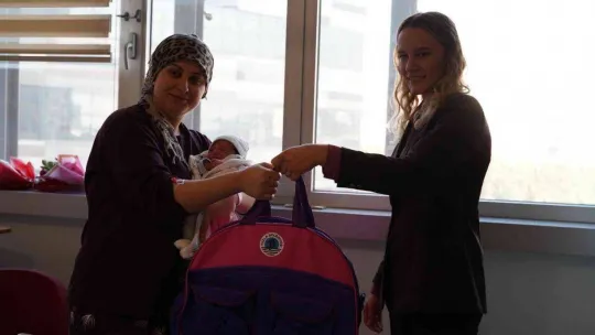 Tuzla'da 2023 yılının ilk bebekleri ve annelerine Başkan Yazıcı'dan hediye