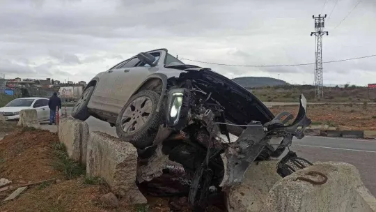 Tuzla'da aracın beton bariyerlere çarpma anı kamerada