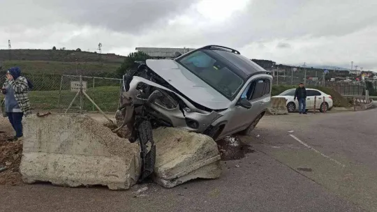 Tuzla'da aracın beton bariyerlere çarpma anı kamerada