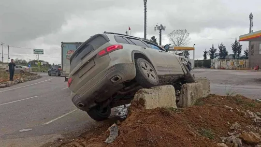 Tuzla'da aracın beton bariyerlere çarpma anı kamerada