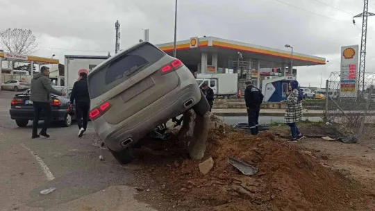 Tuzla'da aracın beton bariyerlere çarpma anı kamerada