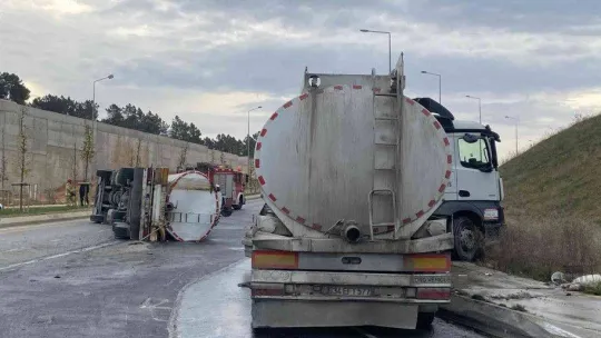 Tuzla'da atık su tankeri devrildi, yol trafiğe kapandı
