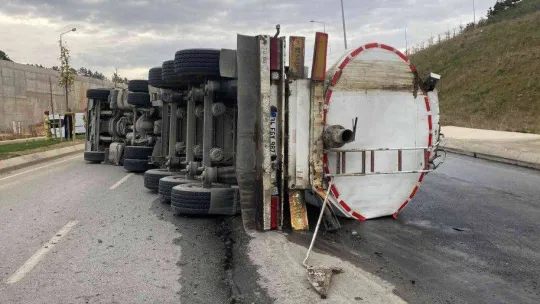 Tuzla'da atık su tankeri devrildi, yol trafiğe kapandı