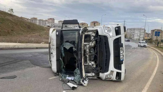 Tuzla'da atık su tankeri devrildi, yol trafiğe kapandı