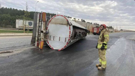Tuzla'da atık su tankeri devrildi, yol trafiğe kapandı