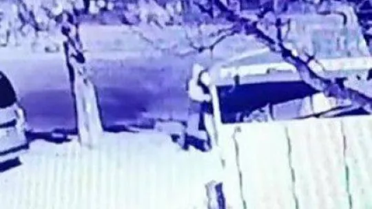 Tuzla'da bıçaklı şahsın, karısını defalarca bıçakladığı anlar kamerada