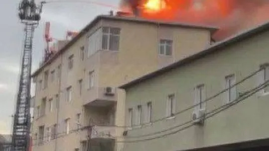 Tuzla'da çatı yangını: Bina sakinleri tahliye edildi
