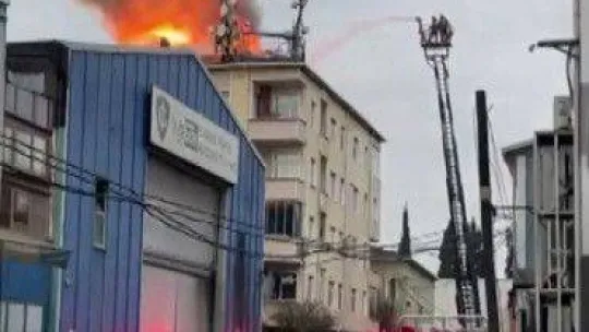 Tuzla'da çatı yangını: Bina sakinleri tahliye edildi
