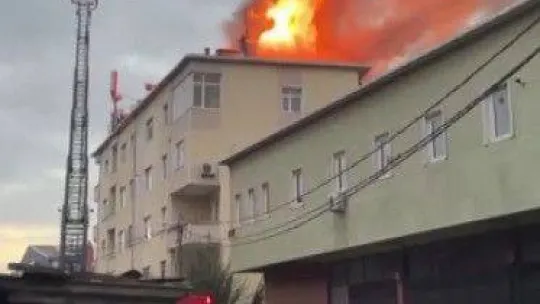 Tuzla'da çatı yangını: Bina sakinleri tahliye edildi