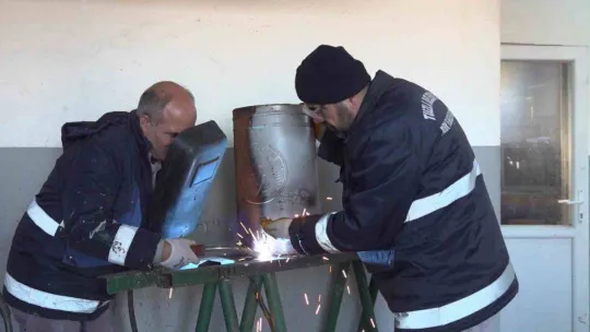 Tuzla'da eskiyen parklar, geri dönüşüm malzemeleriyle onarılıyor