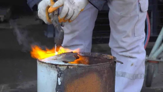 Tuzla'da eskiyen parklar, geri dönüşüm malzemeleriyle onarılıyor