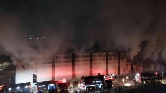 Tuzla'da geri dönüşüm tesisinde yangın çıktı, dumanlar gökyüzünü kapladı