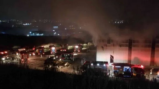 Tuzla'da geri dönüşüm tesisinde yangın çıktı, dumanlar gökyüzünü kapladı