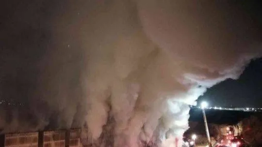 Tuzla'da geri dönüşüm tesisinde yangın çıktı, dumanlar gökyüzünü kapladı