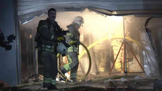 Tuzla'da korkutan iş yeri yangını