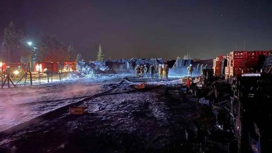 Tuzla'da plastik imalathanesinde korkutan yangın: 3 yaralı