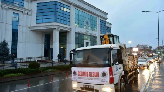 Tuzla'dan deprem bölgelerine 16 yardım tırı ve iş makineleri gönderildi